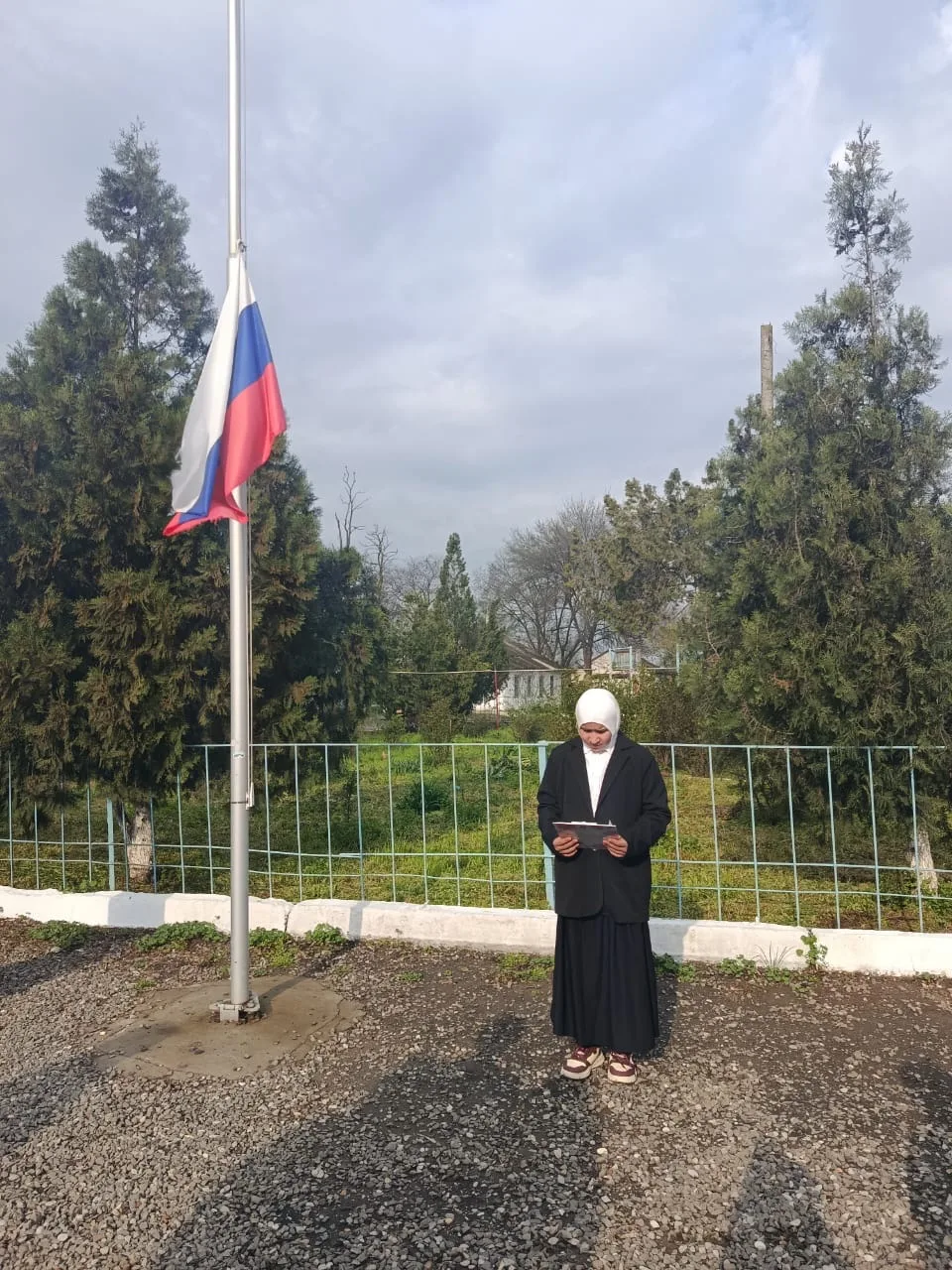 Утро понедельника, 6.04.2026 года, в школе традиционно началось с торжественной линейки, церемонии п