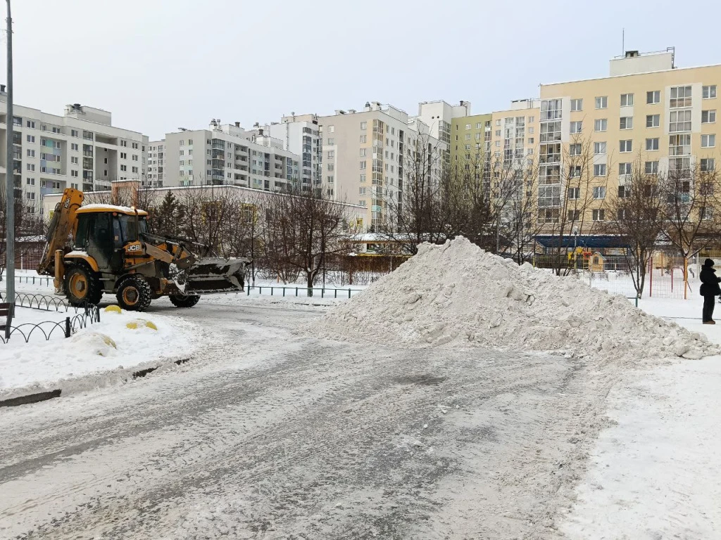 ❗️Автомобилистов просят убрать машины: администрация проводит уборку снега с дорог и дублеров  Техни