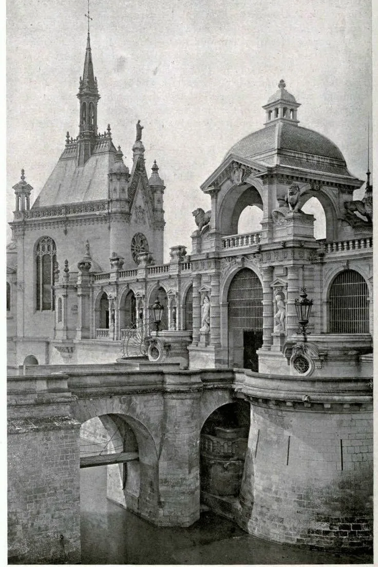 Главный вход и часовня Замка Шантийи (Château de Chantilly) на старинном фото. Франция

Архитектура 