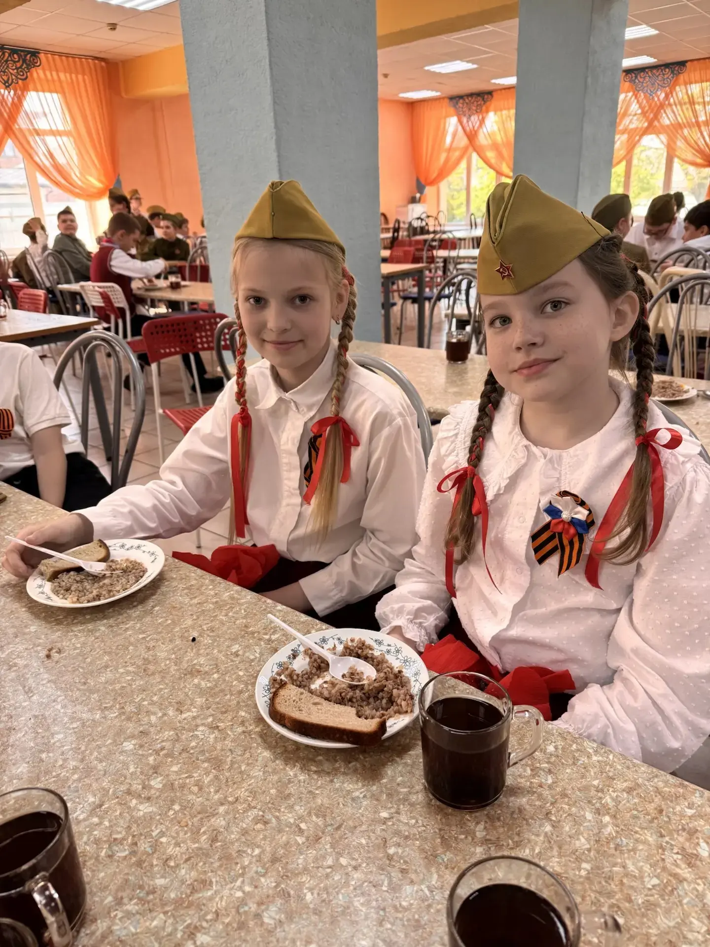 🥣 Вкус истории: в нашей школе прошла акция «Солдатская каша»!  Накануне 81-й годовщины Великой Побед