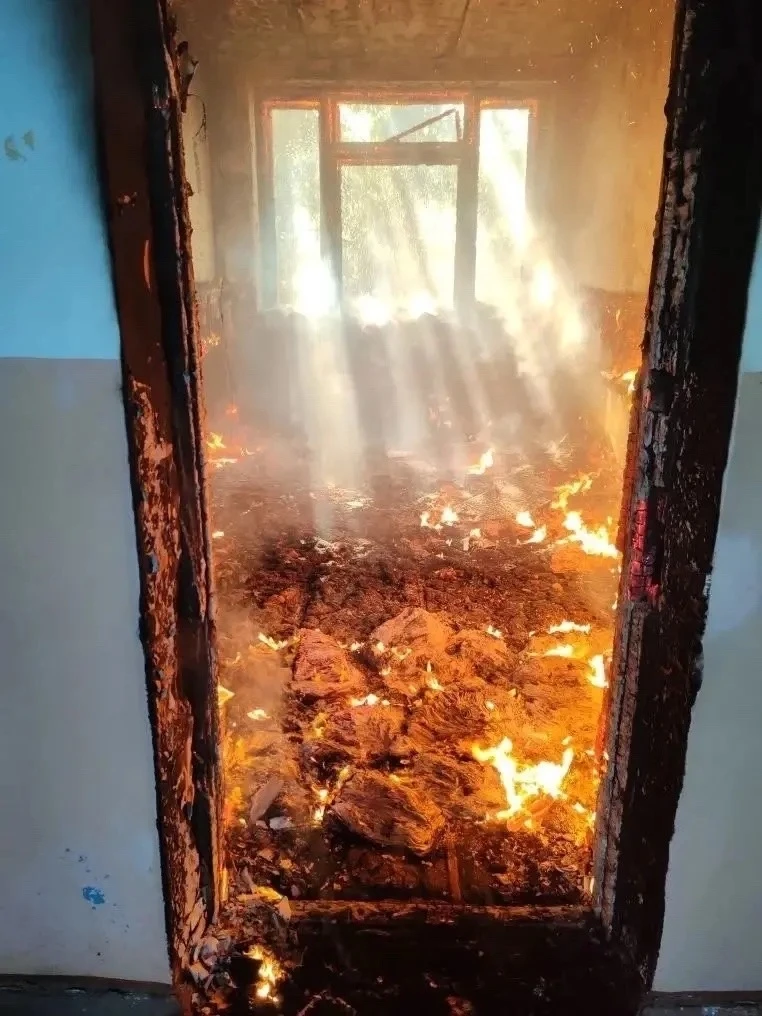 🔥 В Салавате загорелось здание бывшей автошколы — площадь возгорания составила 35 м²  🏚️ 19 мая окол