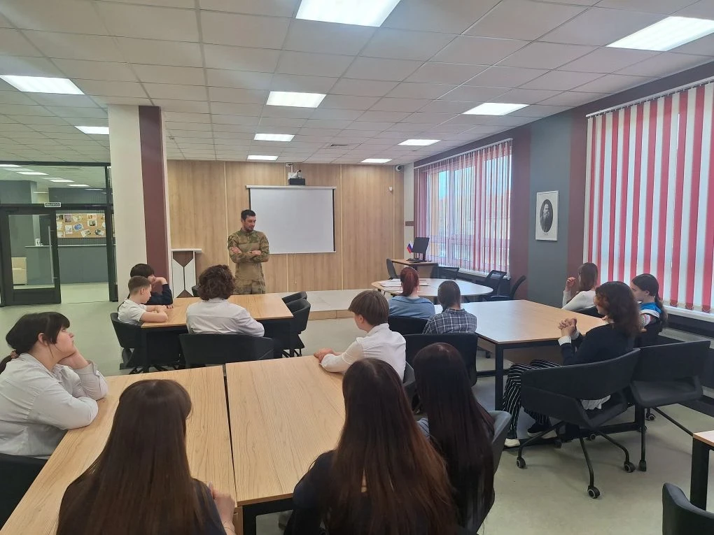 Сегодня в стенах школы прошёл Урок Мужества. Перед обучающимися 8е, 9д и 10д классов выступил младши