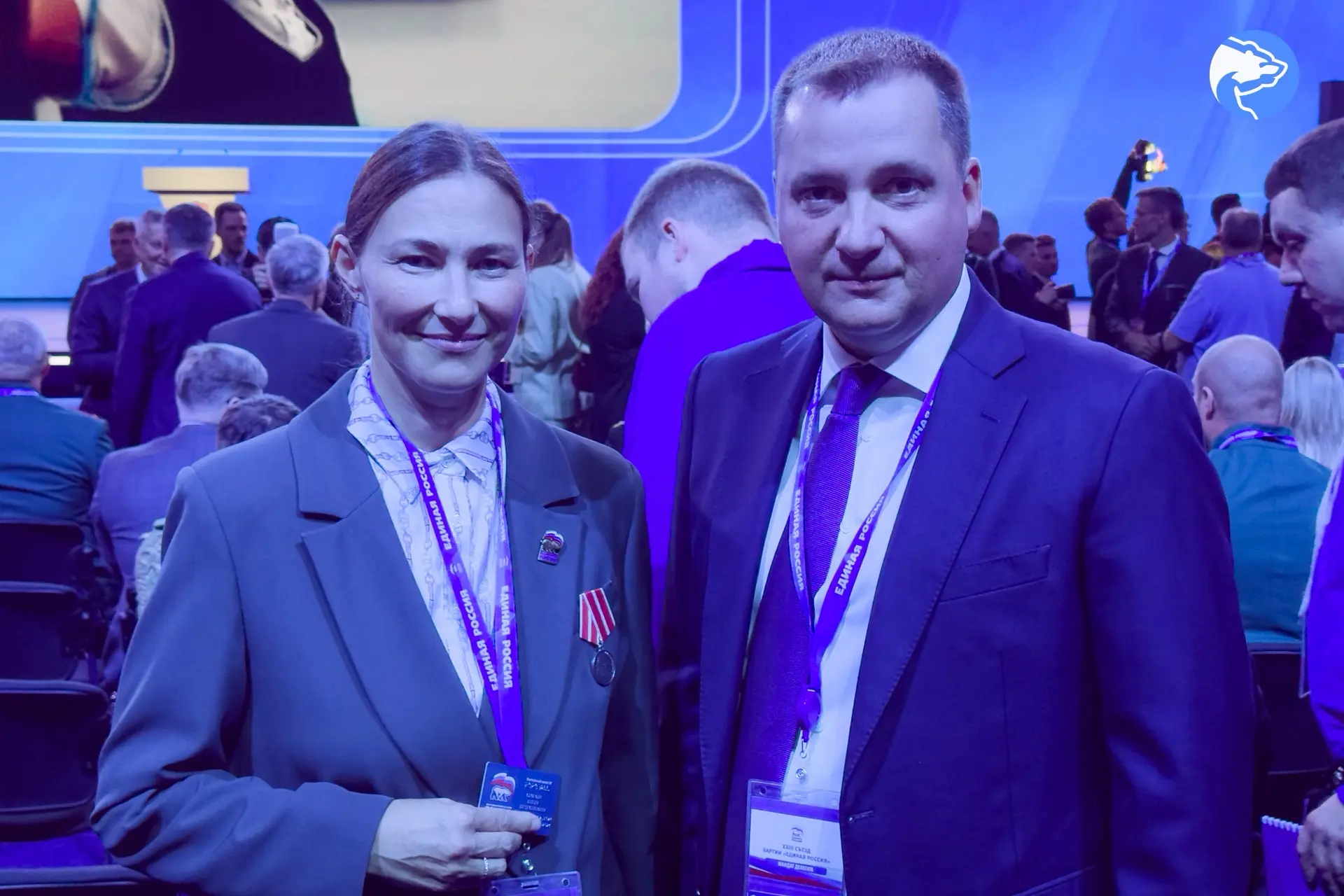 ☝🏻 Александр Цыбульский вручил партийный билет выпускнице программы «Защитники. Под кр...
