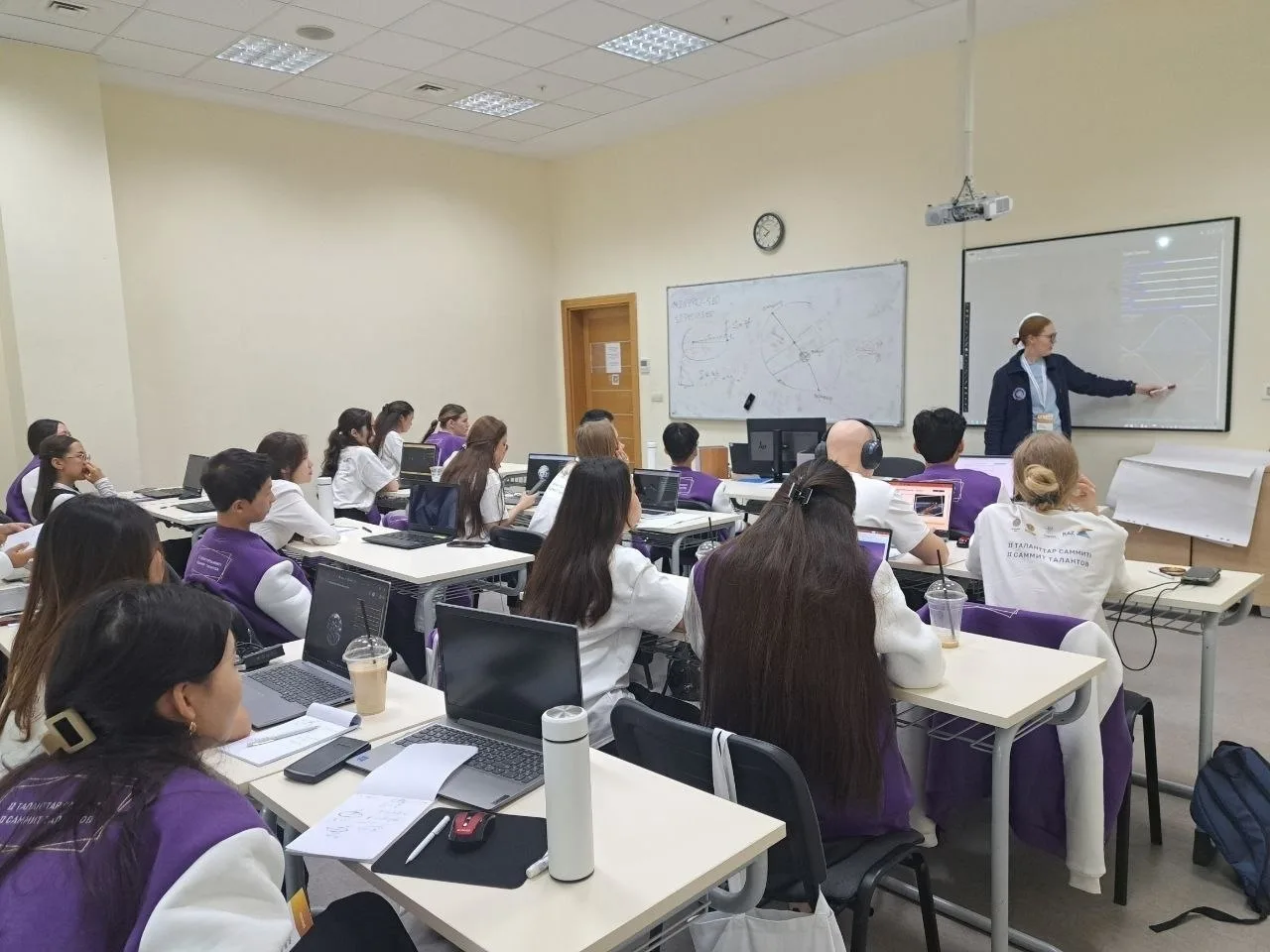 Физтехи на мировой арене: от студенческой скамьи до международного наставничества 🎓🌏  В Астане прошё