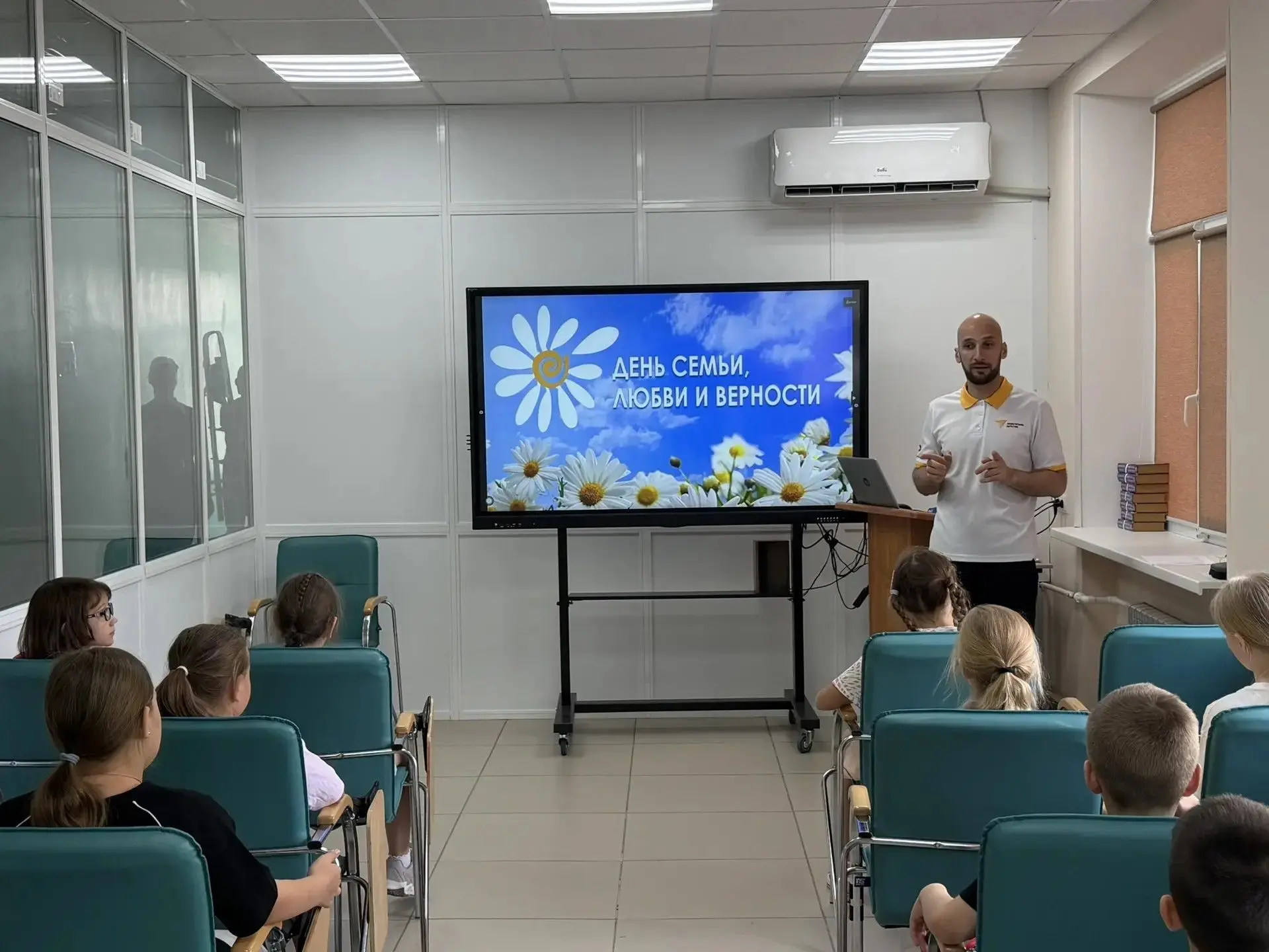 Готовимся ко Дню семьи, любви и верности!

В гимназии началась тёплая и душевная подготовка к одному