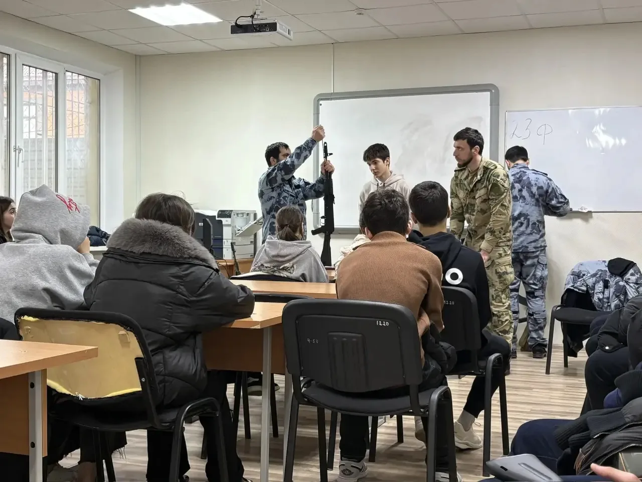 В преддверии Дня защитника Отечества, обучающиеся десятых классов нашей школы,  посетили спецподразд