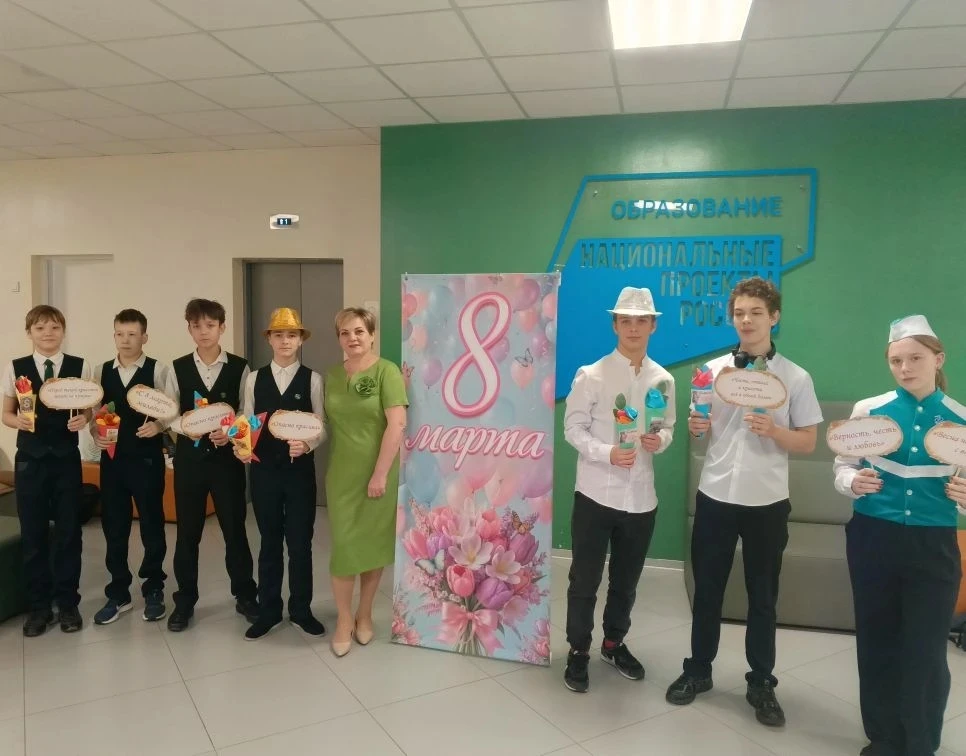🚗Наши учащиеся и отряд ЮИД приняли участие в общегородской акции «Женщина за рулём» 🚗  В преддверии 