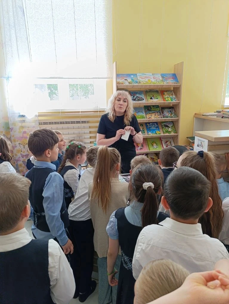 Книга не самолёт, а за тридевять земель унесёт. Ребята 1 а класса побывали на экскурсии в городской 