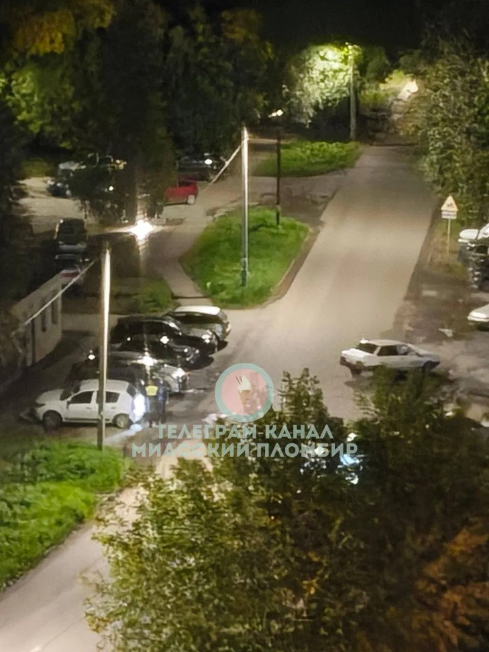 🚔 Ночью на улице Попова неизвестные на ВАЗ-21099 на большой скорости влетели в припарк...