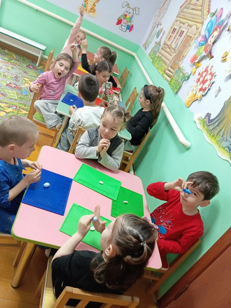 Младшая группа "Почемучки".
Занятие: Лепка. 
Тема: "Угощение для кукл: Конфеты".
Цель: совершенствов