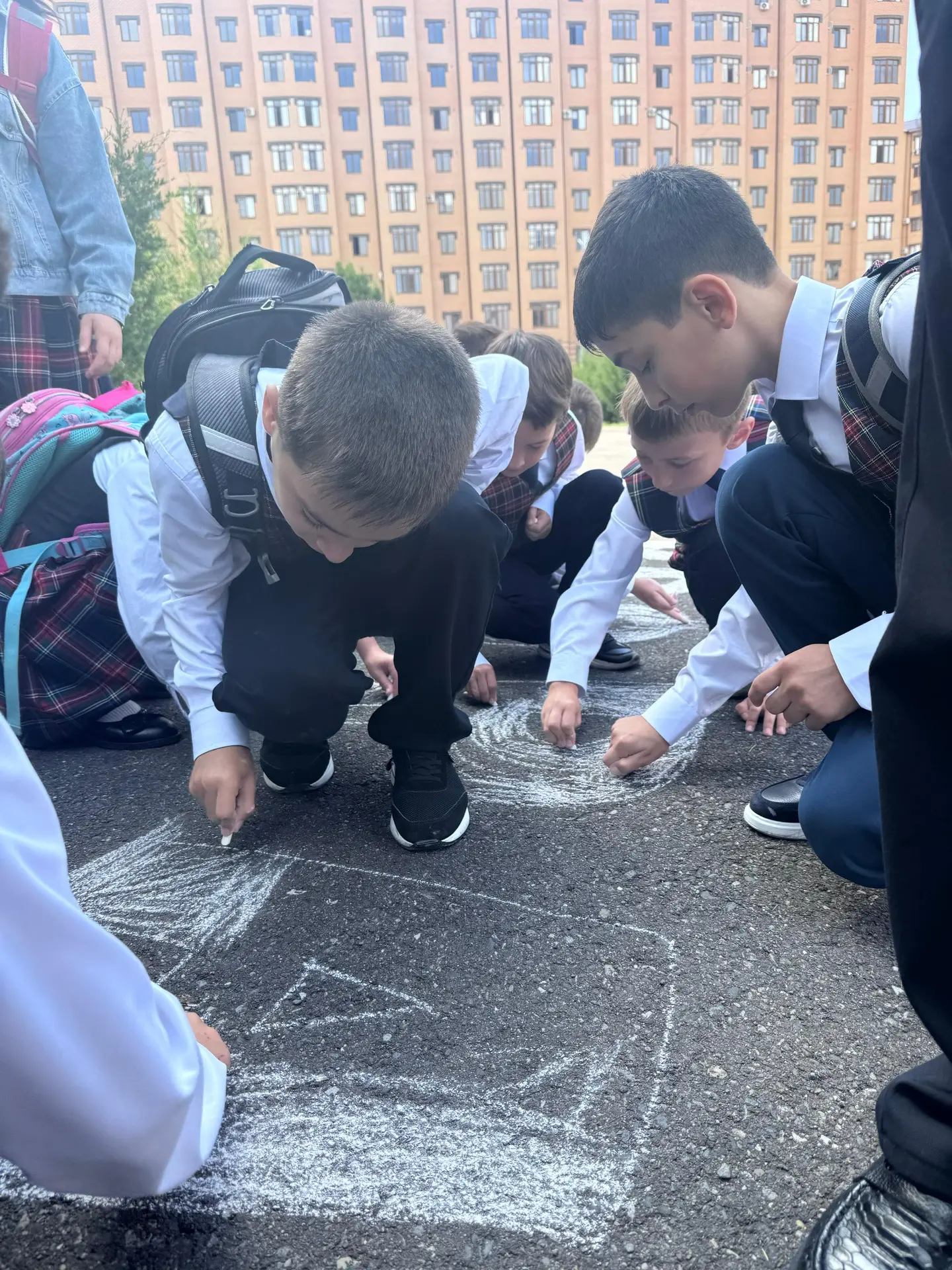 🕊️ «Дети — за мир без террора!»: творческая акция 4 «В» класса