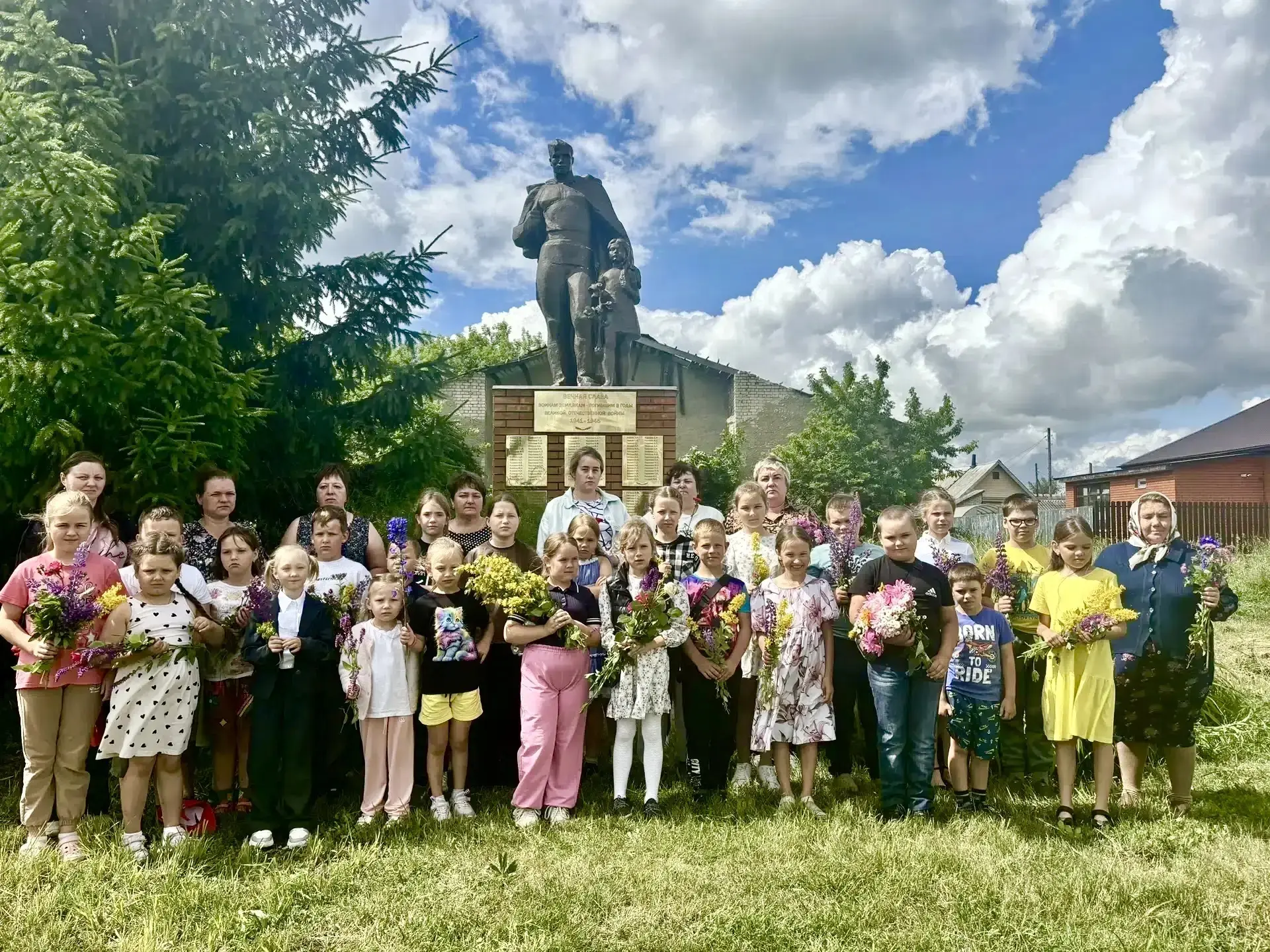 🙏 В День памяти и скорби в сёлах района прошли памятные митинги

Участники мероприятий почтили памя