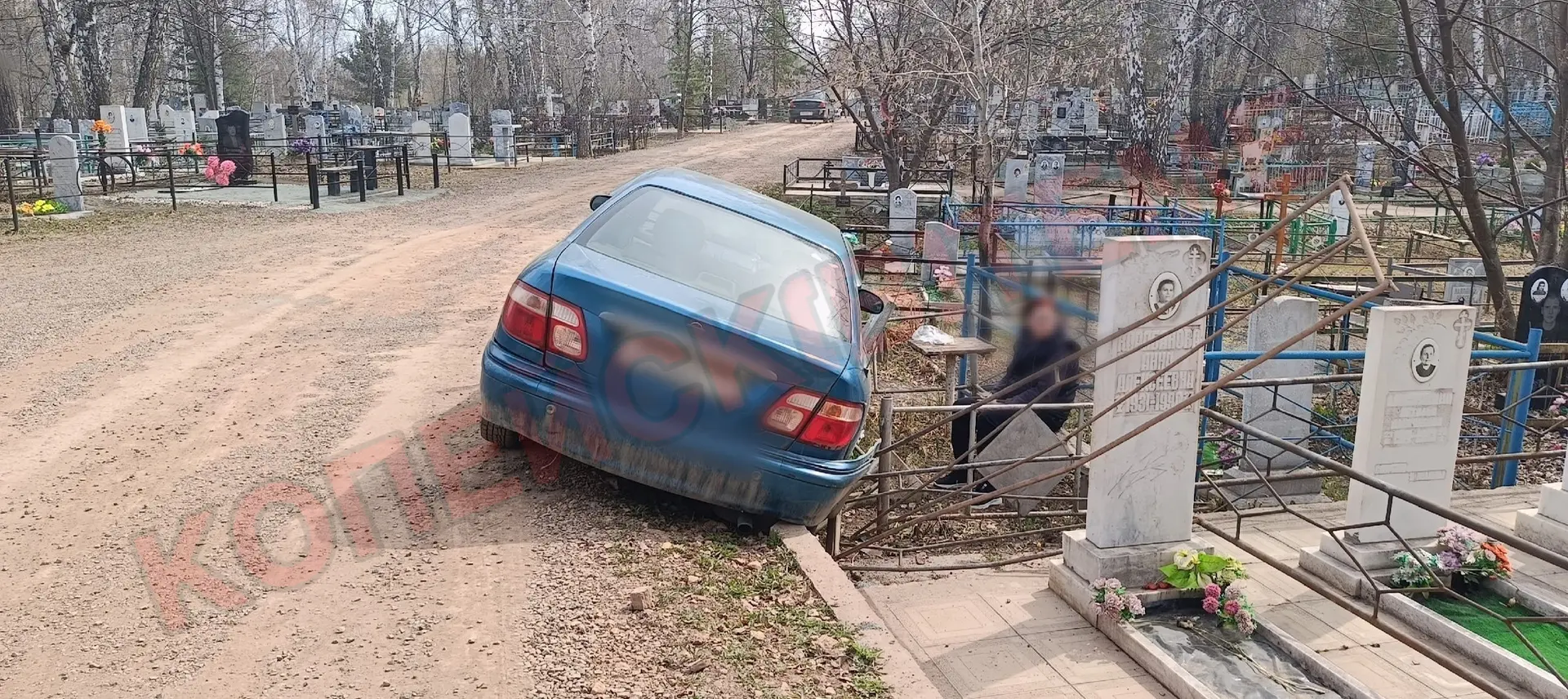 ❗️ Пьяная копейчанка устроила заезд на кладбище и  снесла могилу!  В Старокамышинске водительница на