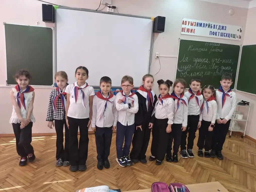 Второй год подряд в нашей школе стало доброй традицией посвящать первоклассников во Всероссийскую об