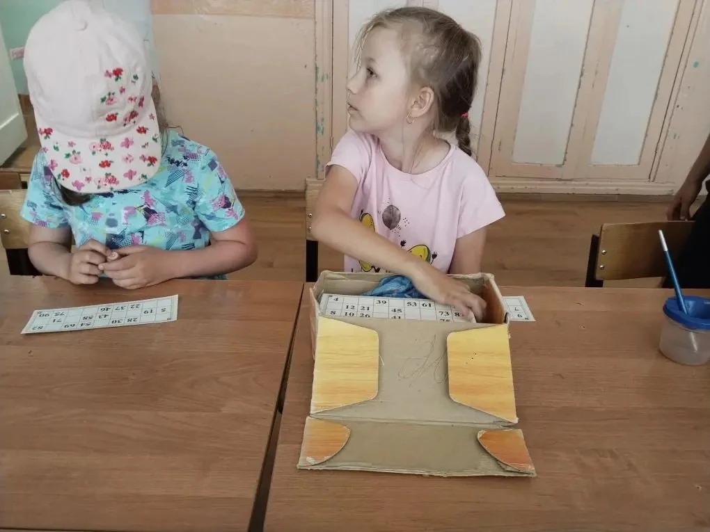 Сегодня в ДОЛ " Светлячки" день начался с поднятия флагов и исполнения Гимна России. Зарядились бодр