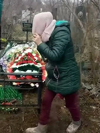 Жительница Алтайского края украла с могилы 96 роз ради фотографий.