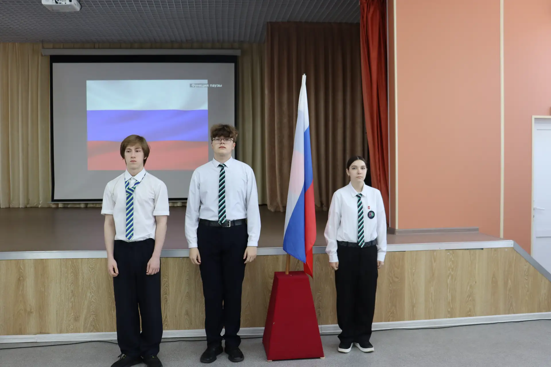 🇷🇺ЦЕРЕМОНИЯ ВЫНОСА ФЛАГА РФ 🇷🇺

💥Сегодня мы традиционно начали неделю с общешкольной Линейки и 