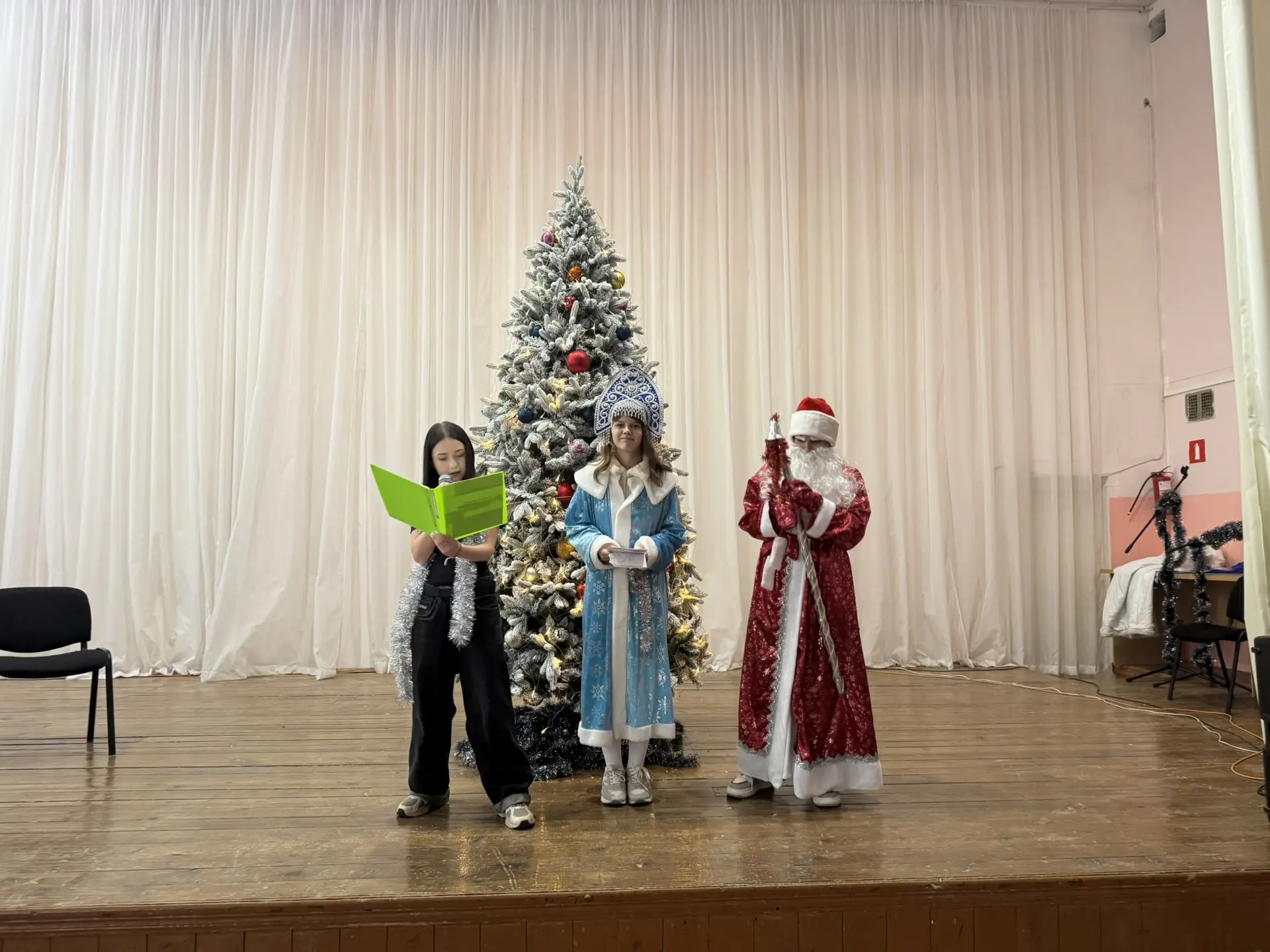 Скоро Новый год! 🎄 В нашей школе совместно с детским самоуправлением во всех классах прошли новогодн