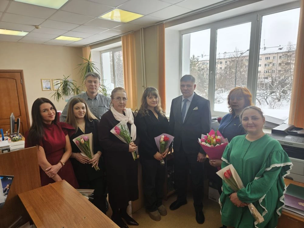 С наступающим 8 Марта, дорогие коллеги! 🌷       Главный врач Фарид Шарифович Галяутдинов по традиции