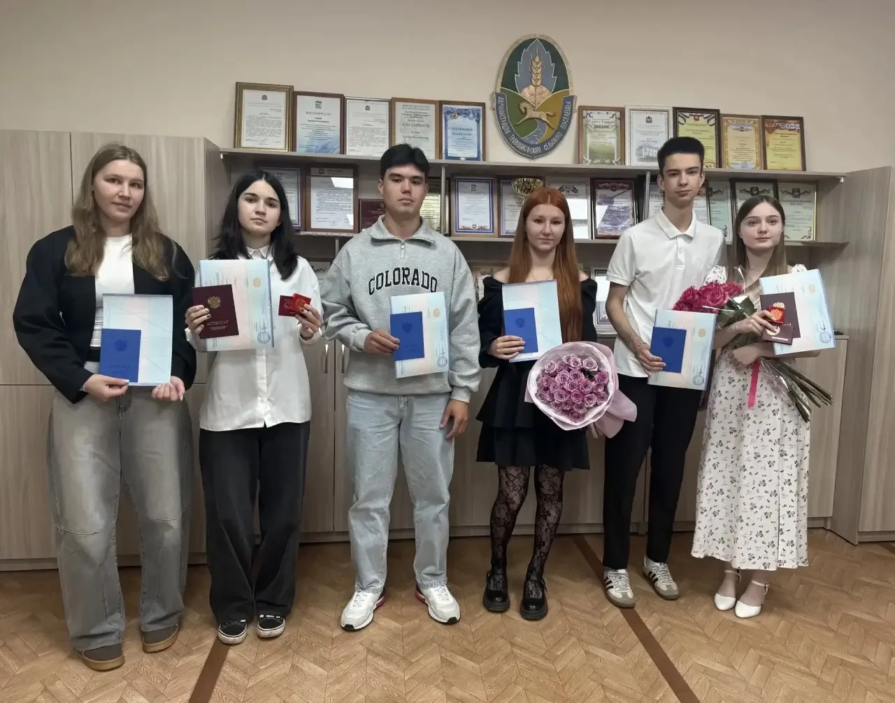Их звездный час настал! ✨

Наши 11-классники получили аттестаты — главный документ, открывающий двер