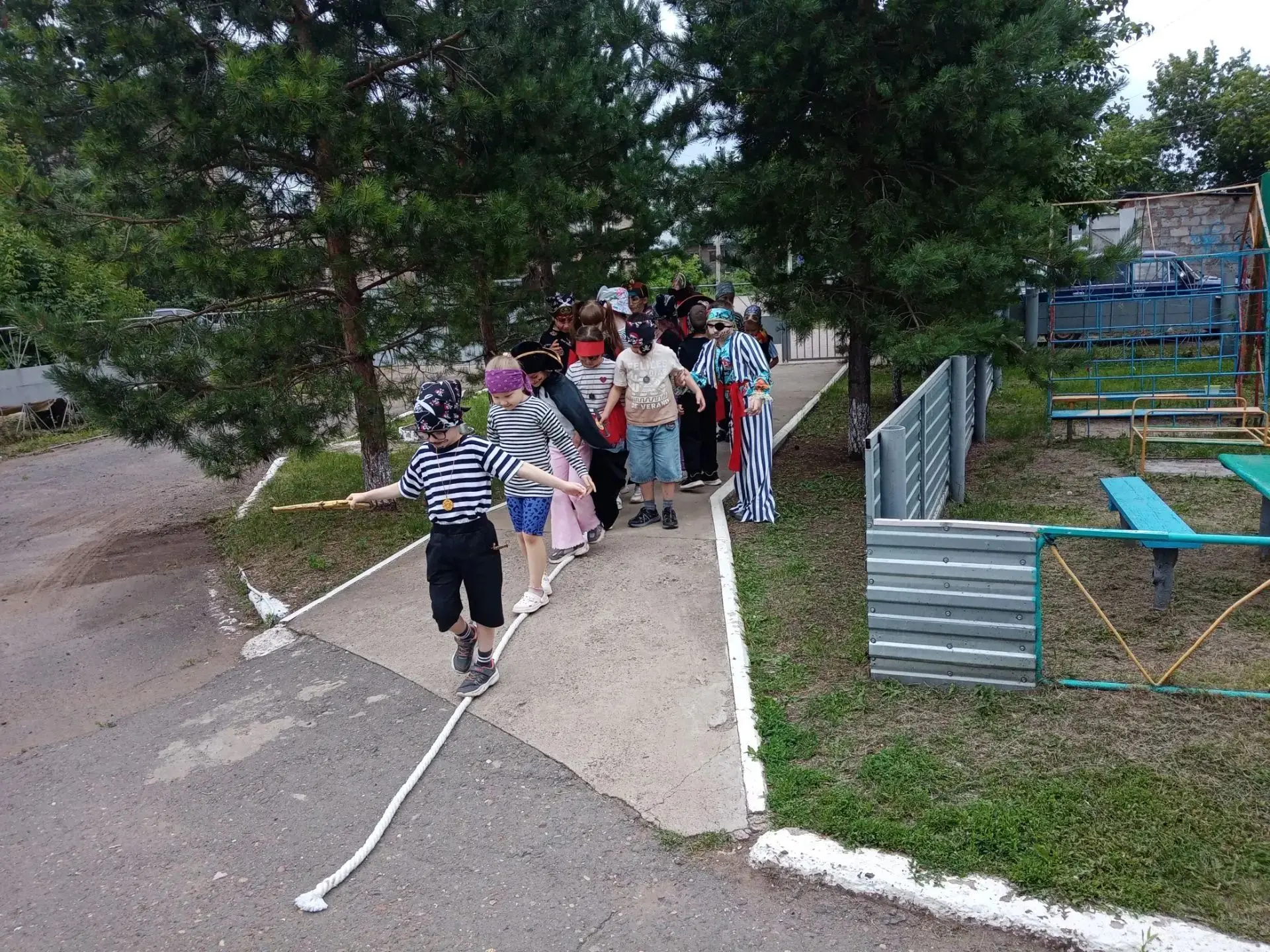 В поисках сокровищ
Свистать всех на верх!
Тишина на палубе!
Мы отправляемся на поиски потерянных сок