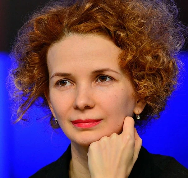 Мария Смольникова:

"Я драматическая актриса, харáктерная. А харáктерность — это как раз и фриковост