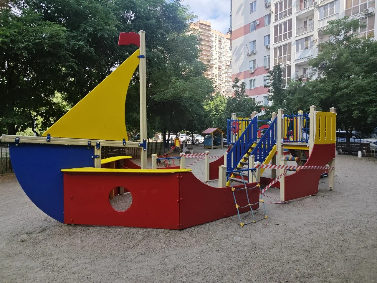 В эти дни продолжаем ремонты на детских площадках - на фото площадка дома ул. Казбекска...