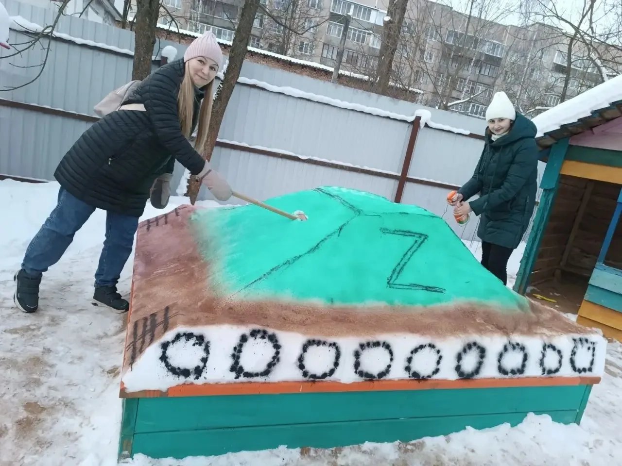 ✅А родители всех нас очень удивили, Танк из снега на участке ловко смастерили!👏👏👏