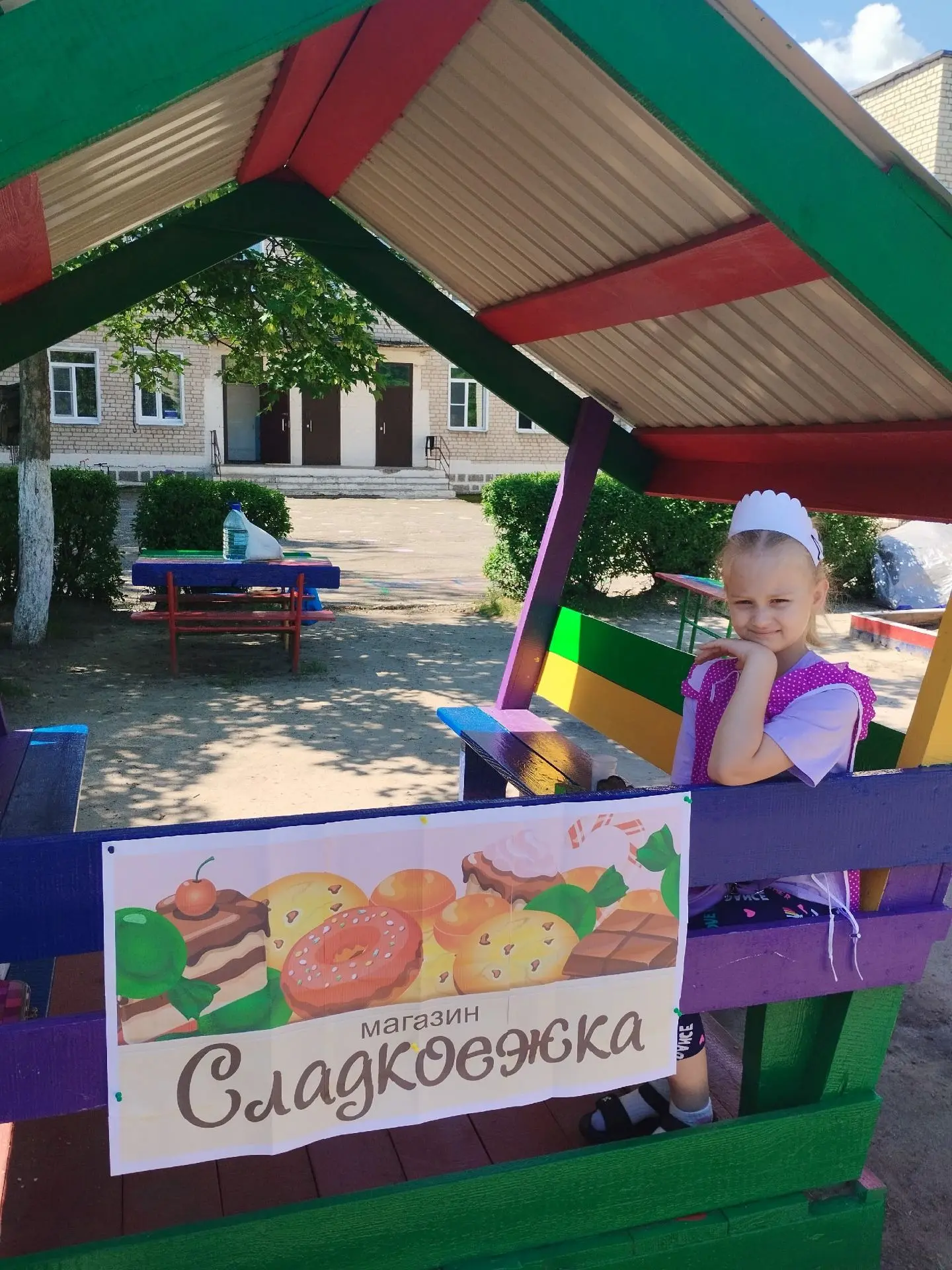 Началось лето. Дети большую часть времени проводят на улице, наблюдают, играют с песком. А ещё воспи