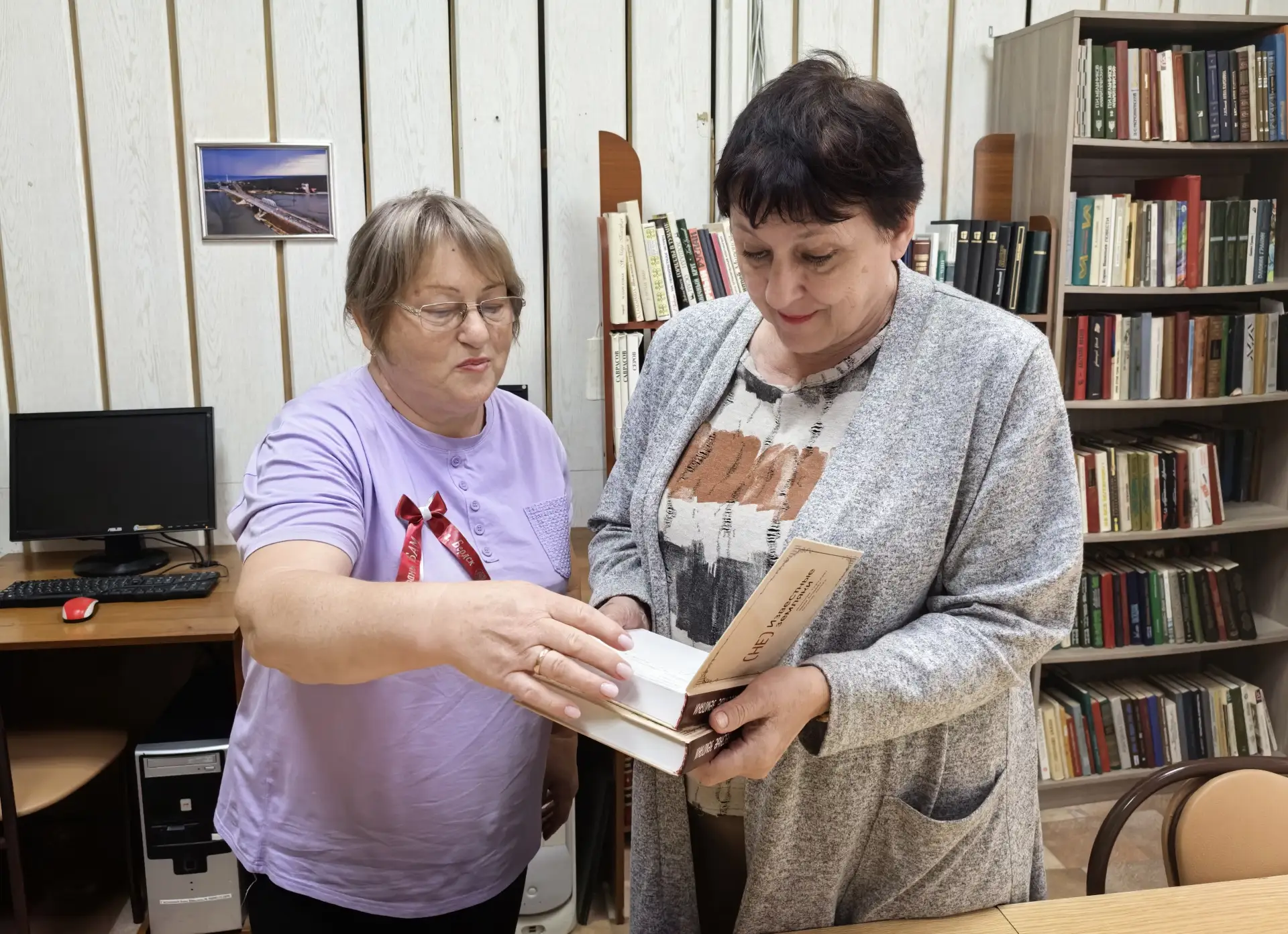 ✍️ Новые книги в фонде и пополнение швейных запасов! 

У нас в гостях побывали представители Местной