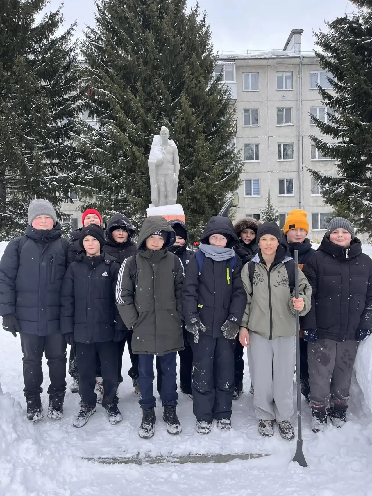 Сегодня, 13 марта, наша школа снова приняла участие в акции по уборке территории памятн...