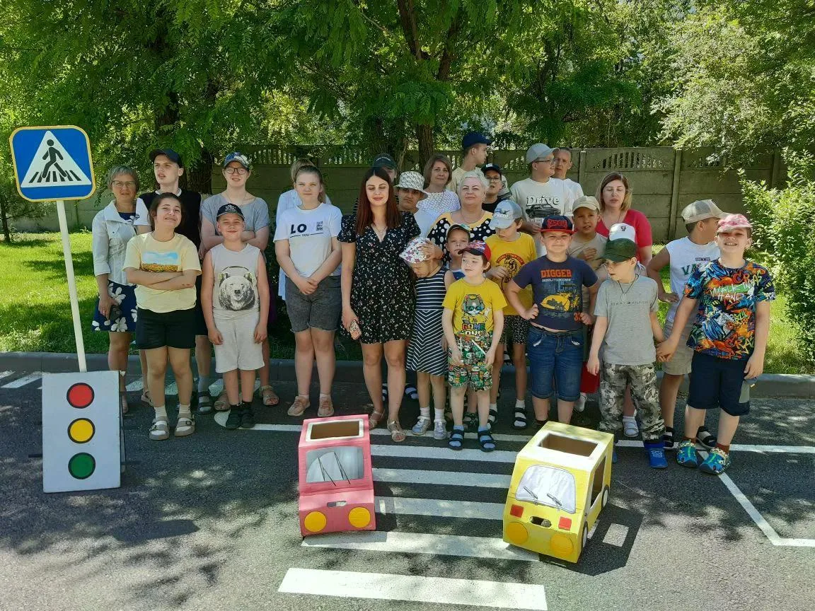 Летом, когда дети проводят много времени на улице, особенно важно напоминать им о прави...