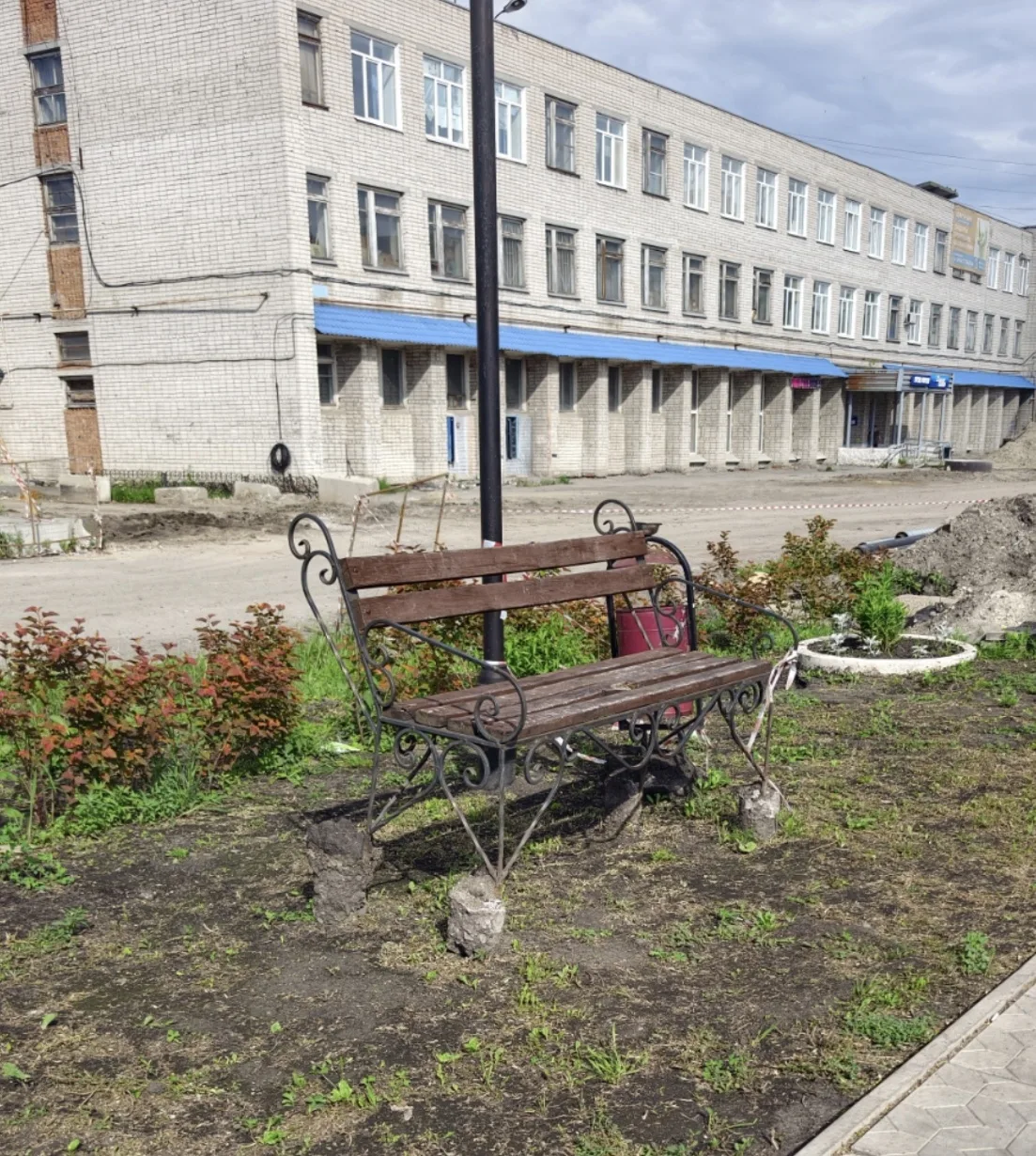 Это что?) новый вид скамеек под названием "экстримальный"?