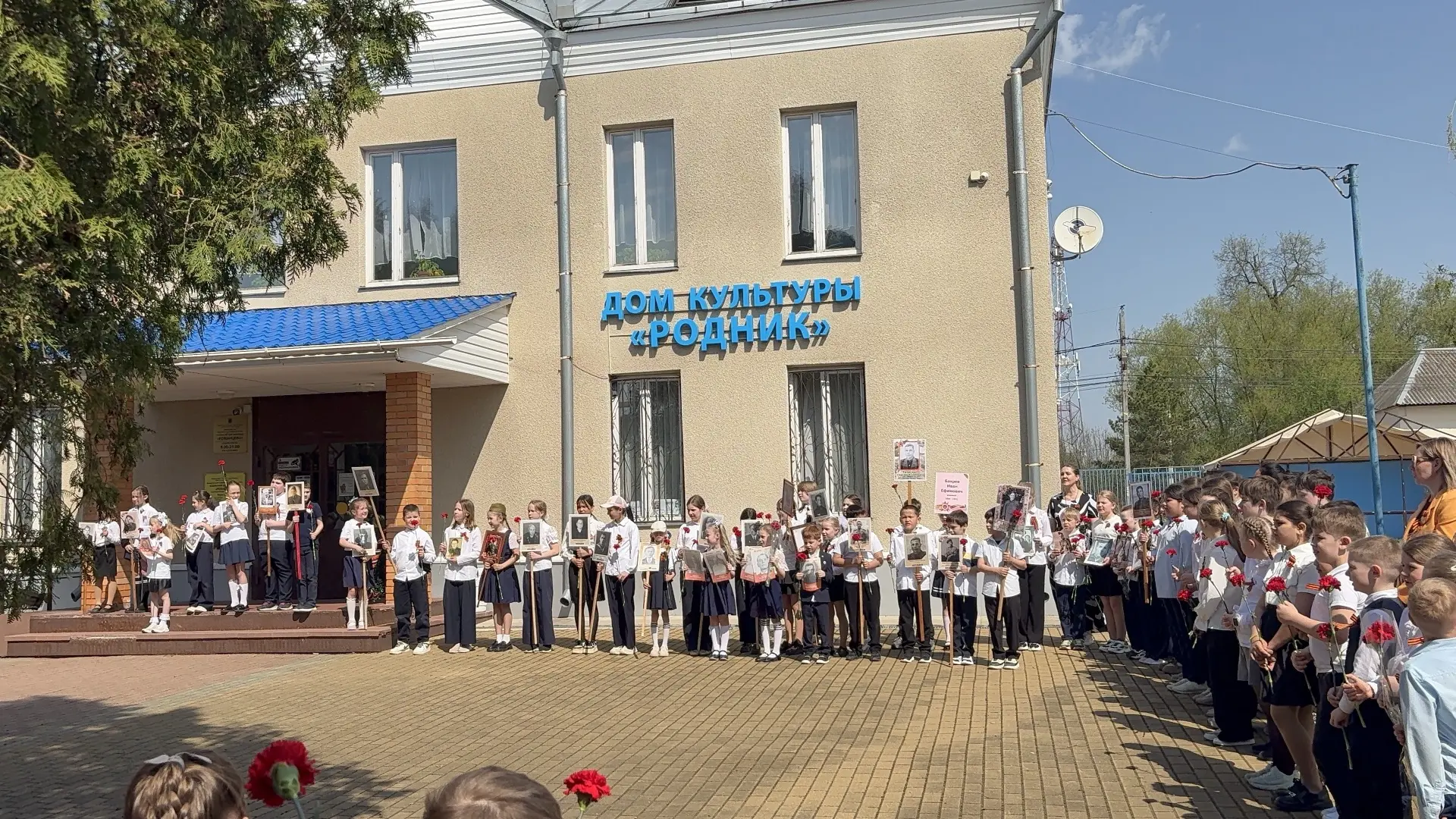 В честь Дня Победы ученики начальной и средней школы отделения Сынково приняли участие ...