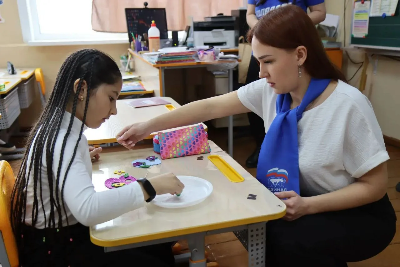 Акция «8 марта – в каждый дом»   В преддверии Международного женского дня члены Единой России и Моло