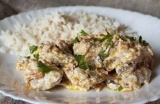 Мясо с грибами в сметанном соусе Ингредиенты: - 800 г свинины или говядины - 1 морковь - 2 средних л