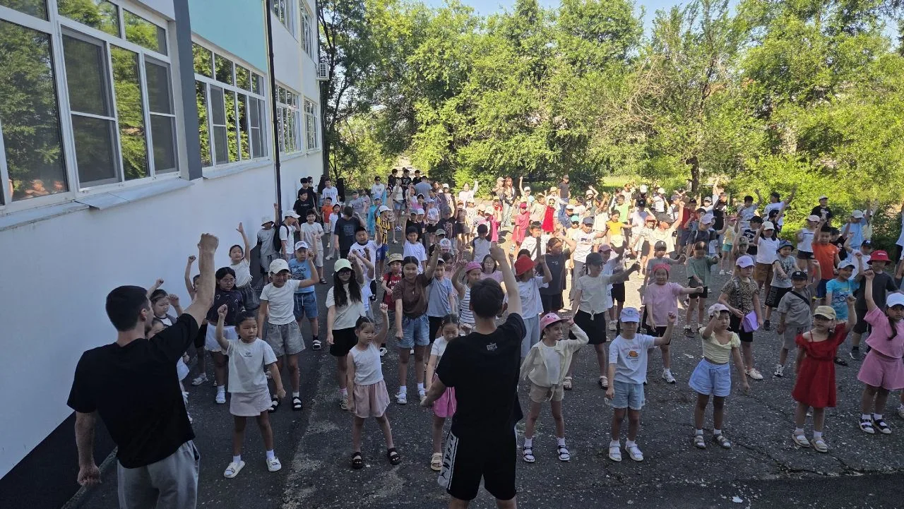 🌞 Второй день пришкольного лагеря пролетел на одном дыхании! Утро началось с весёлых зарядок и вкус