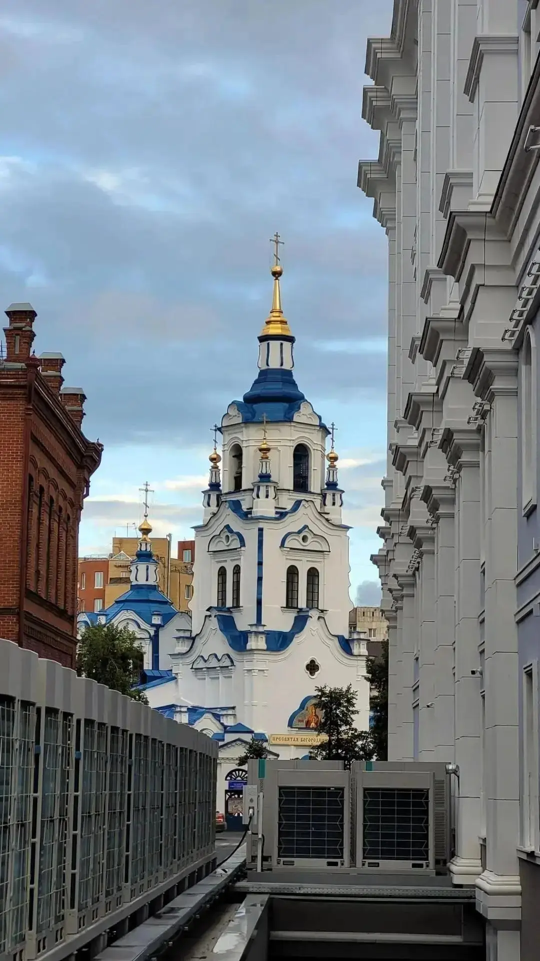 Необычный ракурс Знаменского собора в Тюмени.