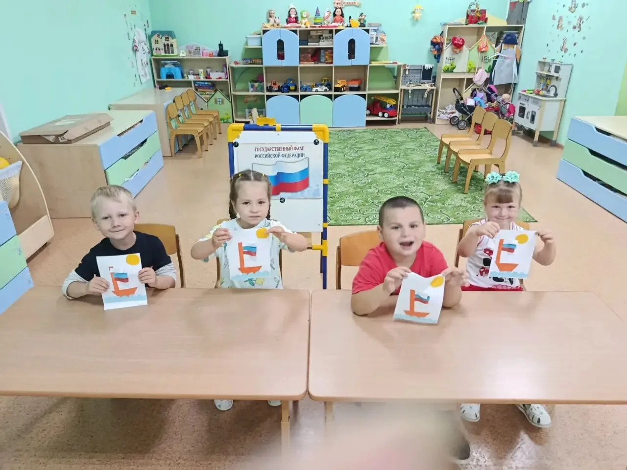 Аппликация ко дню "22 августа- День Государственного Флага Российской федерации". Цель:...