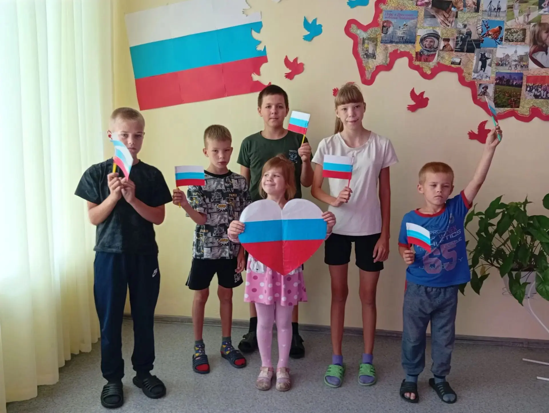 «Белый, синий, красный — символ славы и победы»!