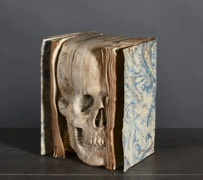 Книга memento mori, с вырезанным черепом 💀