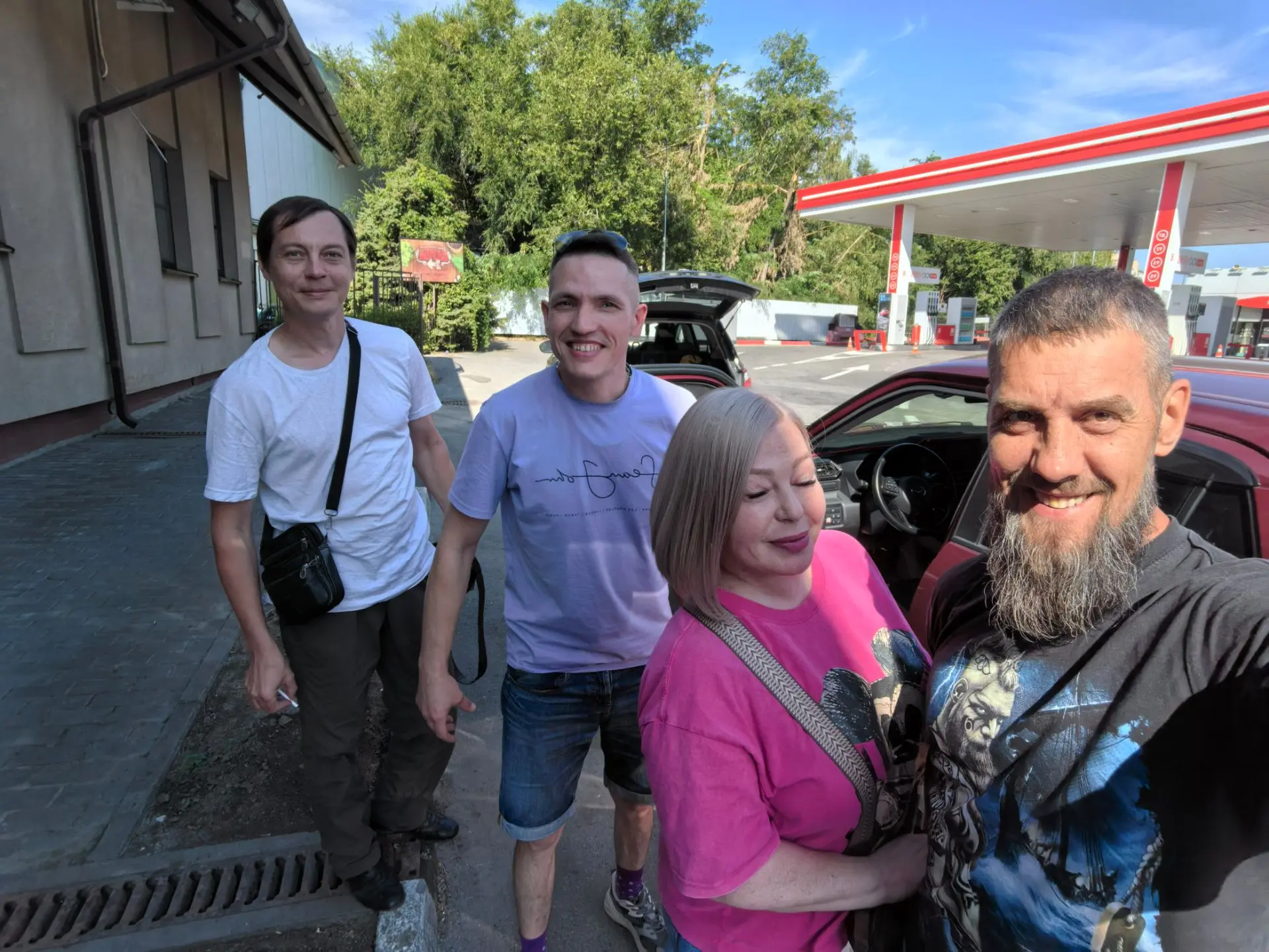 В первый день рано выехать не получилось, ждали пока освободится Сергей, наш волонтер и...