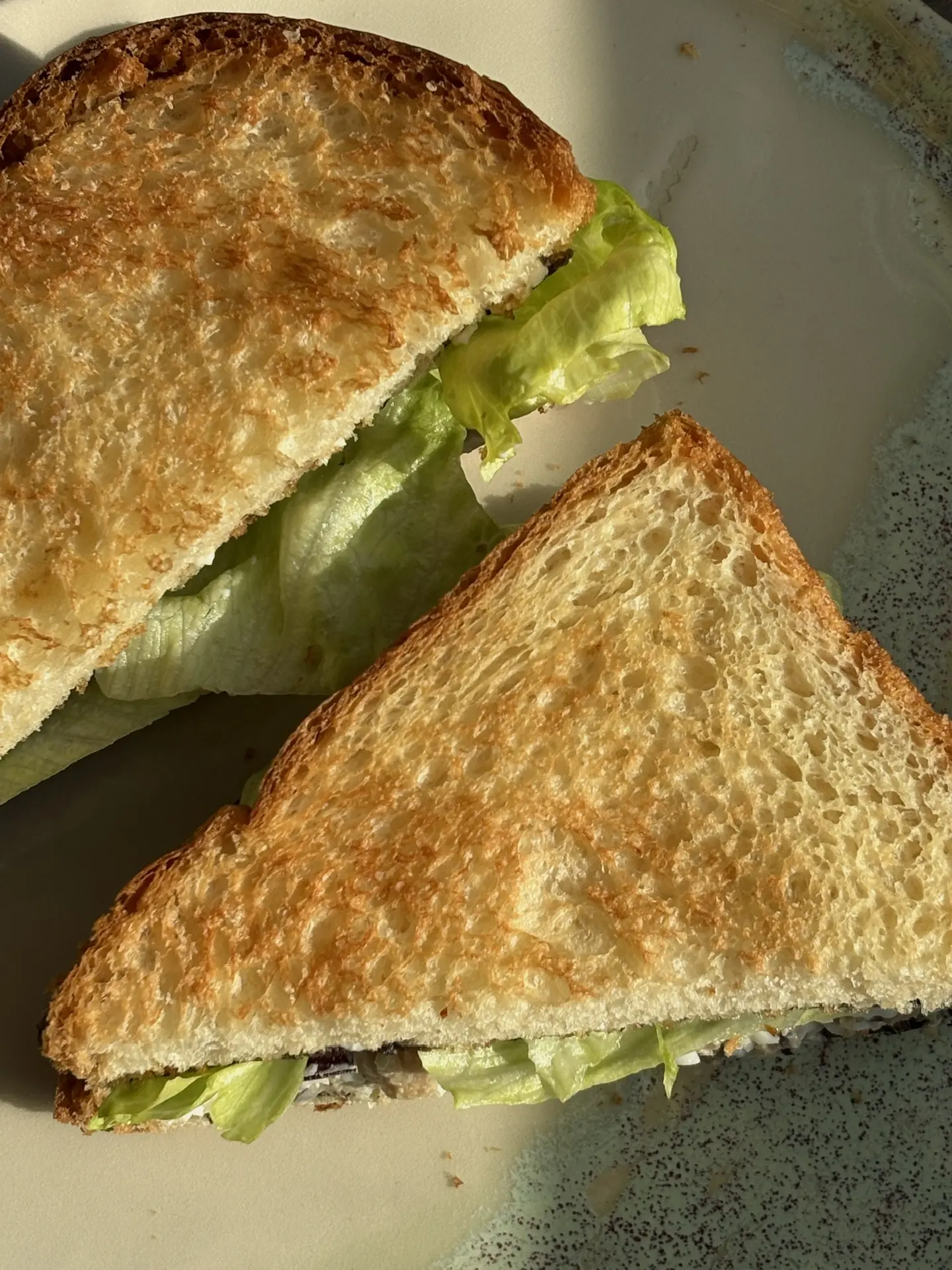 А в «Счастье» новинка! 🥪
Добавили в меню сэндвич с тунцом на хрустящем хлебе бриошь. Внутри - тунец