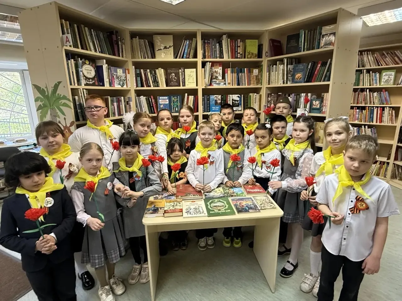 🎗️Ученики 2 «Б» класса вместе с классным руководителем Ую‑Тин‑Фан К. Е. и родителями провели памятны