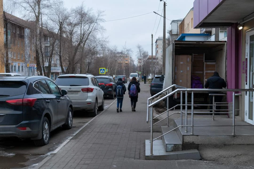 Дорогу к школе в Новокузнецке заполонили машины: горожанам предложили действовать самим