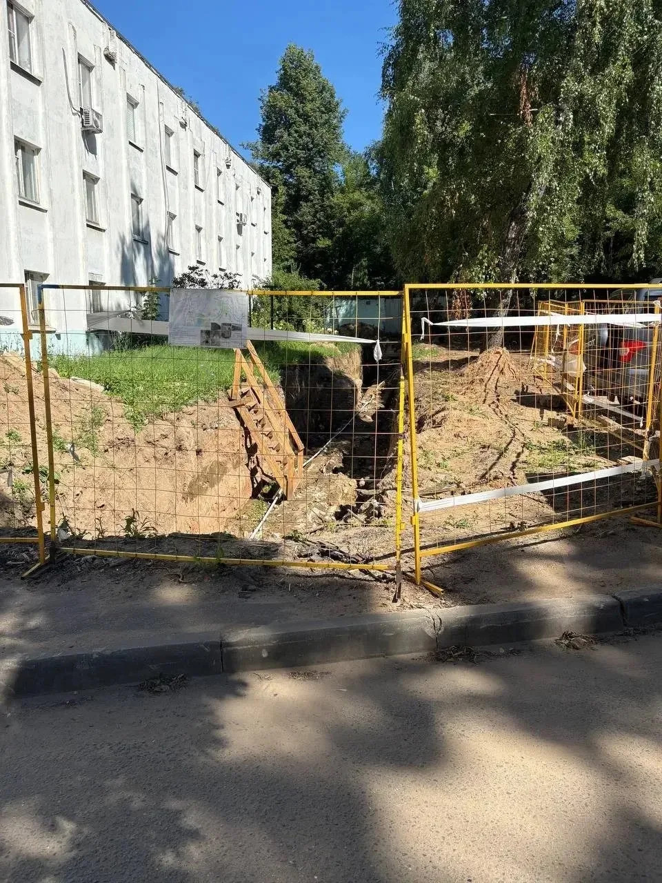 🚨 Бесхозная стройка: люди идут по проезжей части!