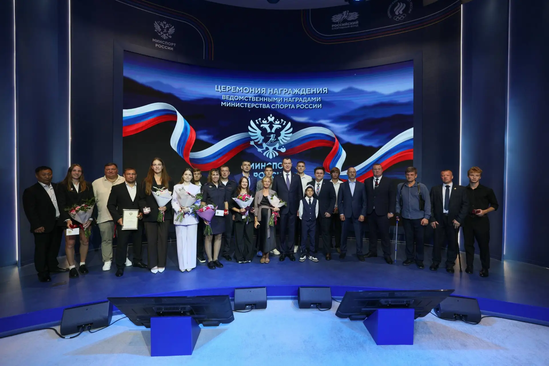 Провел встречу с гостями и участниками деловой программы павильона «Дом спорта» на Вост...