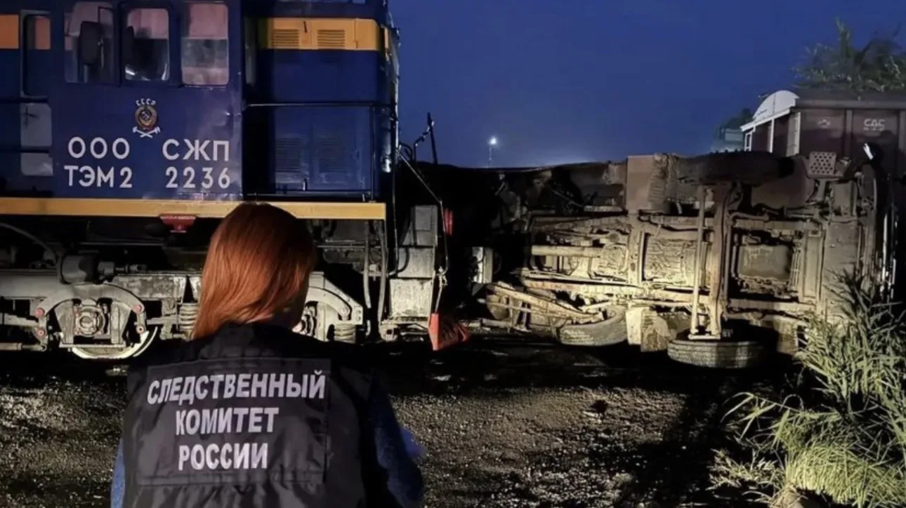В Саратове следователи начали проверку после столкновения тепловоза с самосвалом