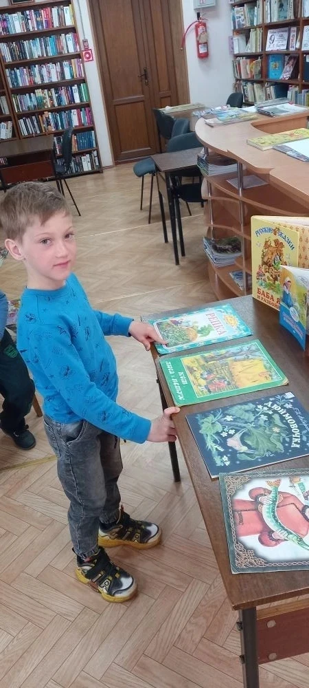 "КАРАМЕЛЬКИ" В БИБЛИОТЕКЕ: ВОЛШЕБСТВО СКАЗОК И ВЕСЕЛЫЕ ПРИКЛЮЧЕНИЯ!
🍭Наши юные звездочки из подгото