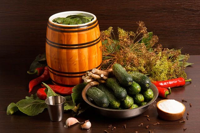 Бочонок и дубовый лист: старинный рецепт засолки огурцов